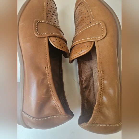 Clark -Women's Sz 8.5 Lyrical Way Leather Loafer Flat, Tan/Brown - Picture 7 of 9